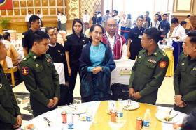 မ႑ိဳင္သံုးရပ္ ရန္သူသဖြယ္ သေဘာမထားဘဲ ႏုိင္ငံ့အက်ိဳးအတြက္ ညႇိႏိႈင္းေဆာင္ရြက္ရန္ အေရးႀကီးဟု ေဒၚေအာင္ဆန္းစုၾကည္ေျပာၾကား အဆင္မေျပမႈရွ