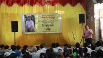 ေဒၚေအာင္ဆန္းစုၾကည္ ေနအိမ္ျခံ၀င္းထဲ ဓာတ္ဆီပုလင္းမီးရိႈ႕ပစ္သြင္းသူကို ဖမ္းဆီးေဖာ္ထုတ္ခဲ႔သည့္ ဦးသူရထြန္းကို ရပ္ကြက္ေနျပည္သူမ်ားဂုဏ