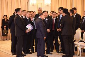 ျမန္မာလုပ္သားအခ်ိဳ႕ CI ျပဳလုပ္ခြင့္မရျခင္းႏွင့္ ပြဲစားမွတစ္ဆင့္ျပဳလုပ္ရန္ ေစခုိင္းျခင္းမ်ားကုိ ႀကီးၾကပ္ေပးေရး ျမန္မာသံအမတ္က ထုိင