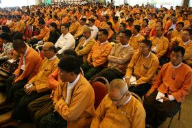 ဒီခ်ဳပ္အမတ္အခ်ဳိ႕လစာမွ ပါတီရန္ပံုေငြျပန္ထည့္ရ၍ ညည္းတြားေနမႈ ေ၀ဖန္ခံရ