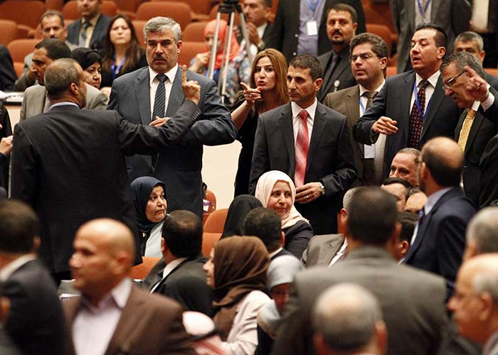 البرلمان العراقي يعاقب 3 نواب لاعتدائهم على نائب آخر!