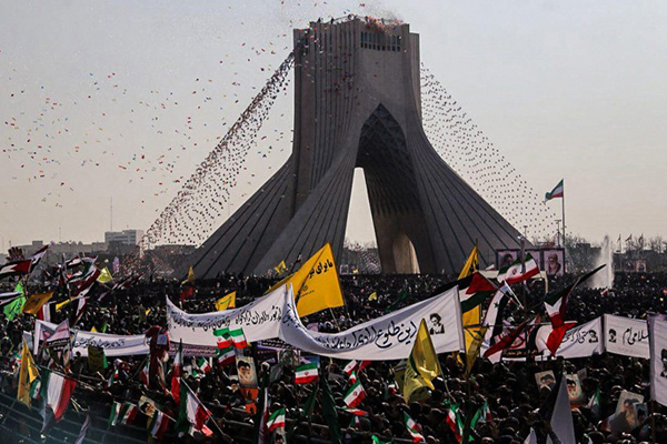 イラン革命記念日　国民による全国的な行進イベント