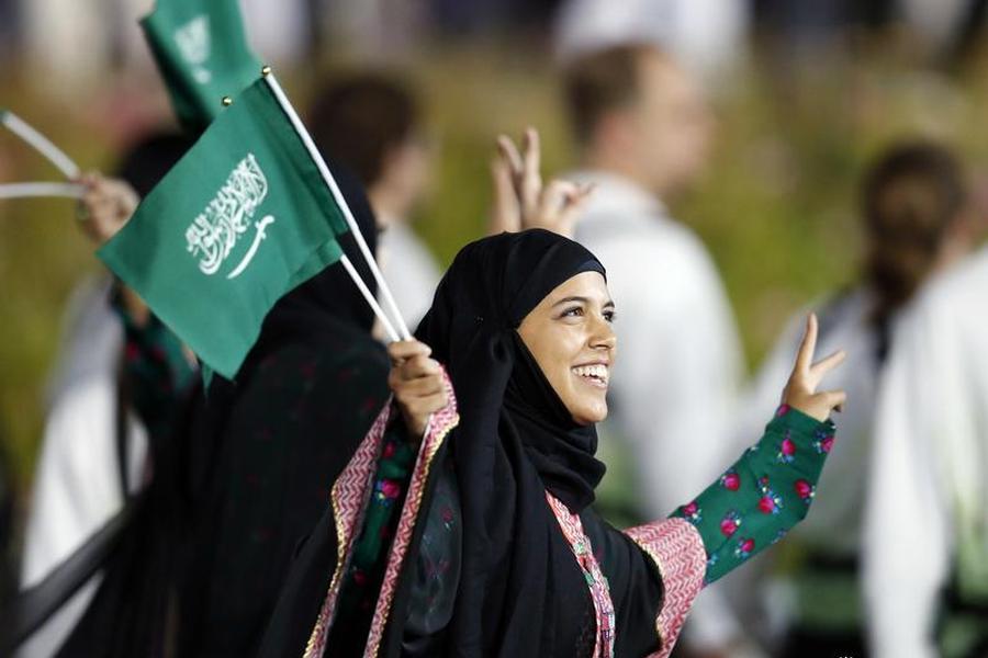 سعودی علماء کونسل: عرب خواتین کے لئے چادر اوڑھنا ضروری نہیں ہے
