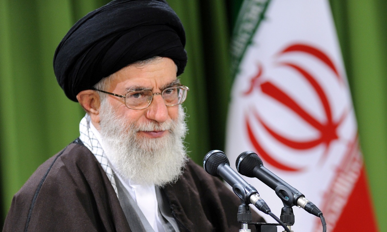 Imam Khamenei: Shias, Sunnis stand side by side in Islamic Republic of Iran