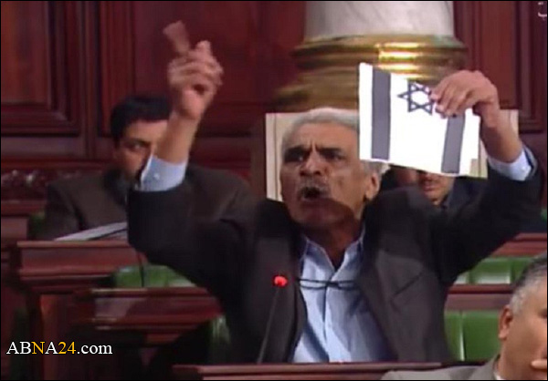 نائب تونسي يمزّق علم إسرائيل ويتهم رئيس البرلمان بـ"الخيانة" + (فيديو)