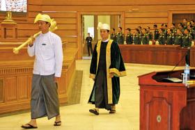 ျပည္သူ႔ဘ႑ာအလြဲသံုးစားမႈ အေထာက္အထားျဖင့္ ႏိုင္ငံေတာ္အႀကီးအကဲမ်ားထံ တိုင္ၾကားရန္ လႊတ္ေတာ္ကိုယ္စားလွယ္မ်ားကို ဦးဝင္းျမင့္ တိုက္တြန
