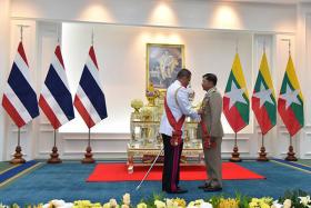 ဗိုလ္ခ်ဳပ္မွဴးႀကီးမင္းေအာင္လိႈင္ကို ထိုင္းဘုရင္က ျမင့္ျမတ္ေသာ ဆင္ျဖဴေတာ္ဝင္သူရဲေကာင္း ဂုဏ္ျပဳဘြဲ႕တံဆိပ္ခ်ီးျမႇင့္