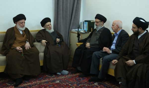 المرجع الحكيم يدعو السفراء إلى تحسين العلاقة مع دول العالم وشعوبها وفق قواعد التعايش السلمي 