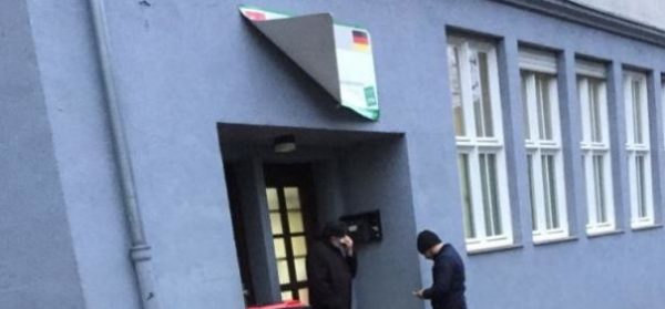 Fensterscheiben einer Moschee zerbrochen