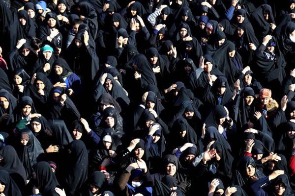 イラン全国で、ファーティマ（SA）の殉教を悼む行事