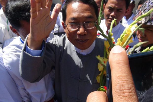 အခ်ဳပ္အျခာအာဏာတစိတ္တေဒသ တိုင္းရင္းသားကိုေပးရင္အားလုံးေပ်ာ္မယ့္ေန႔ဟု ေဒါက္တာေအးေမာင္ေျပာ 