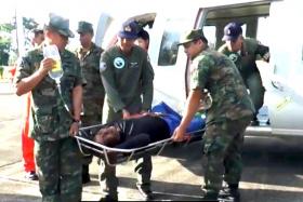 က်န္းမာေရးမေကာင္းေသာ ျမန္မာငါးဖမ္းသမားႏွစ္ဦးကို ထိုင္းစစ္တပ္က ရဟတ္ယာဥ္ျဖင့္ ရေနာင္းေဆး႐ံုသို႔ ပို႔ေဆာင္ေပး