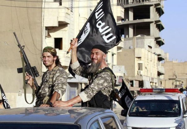 “Una ONG Continúa Financiando a Al-Qaeda en Siria con Fondos de la Corona Británica”