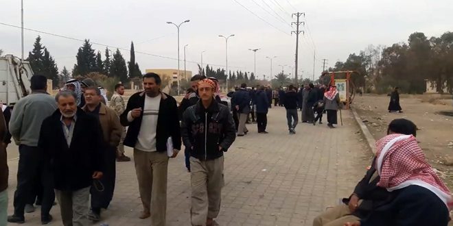 Scores of displaced families return daily to Syria's Deir Ezzor