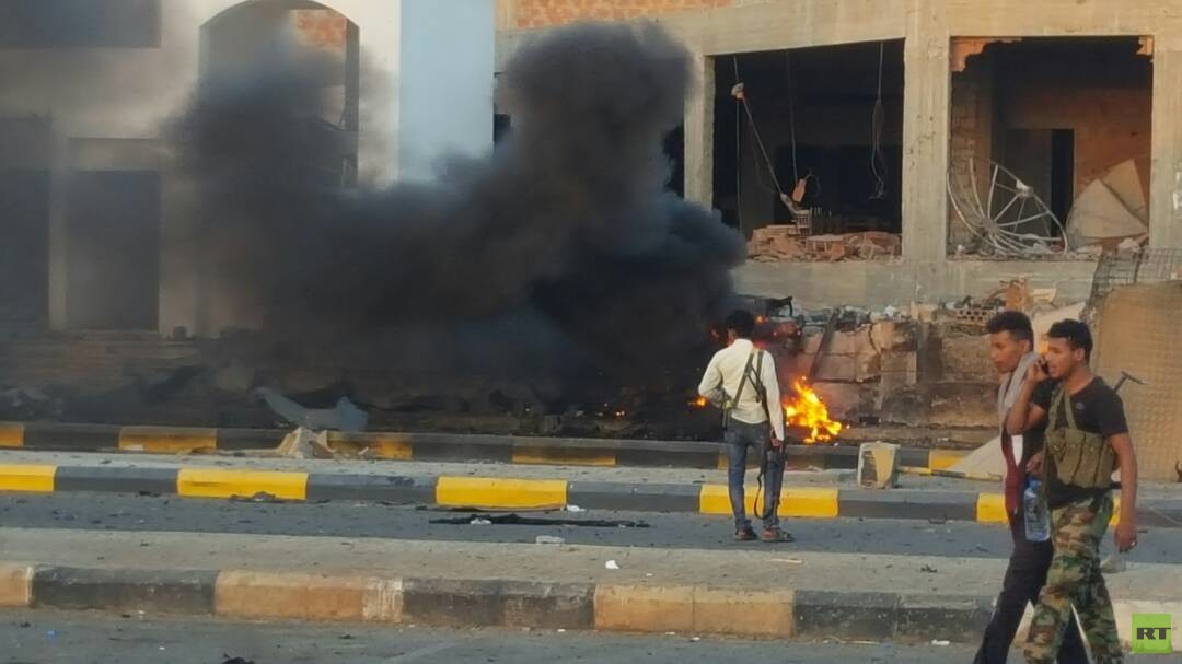 تفجير سيارة مفخخة استهدف معسكرا بعدن ومقتل وجرح عددا من الاشخاص+(صور)