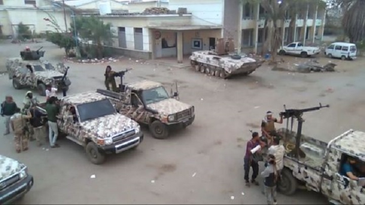 جرحى في اشتباكات مسلحة بأحد معسكرات عدن 
