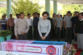 ေနအိမ္လံုၿခံဳေရး ကိုပု၏ ေနာက္ဆံုးခရီးကို ေဒၚေအာင္ဆန္းစုၾကည္ႏွင့္ဒီခ်ဳပ္ထိပ္ပိုင္းေခါင္းေဆာင္အခ်ိဳ႕ လိုက္လံပို႔ေဆာင္