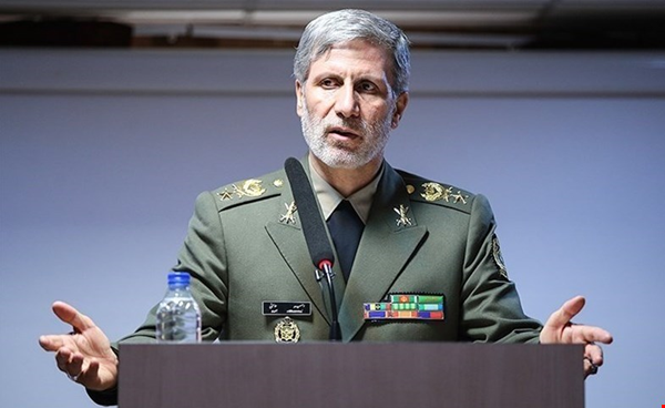 وزير الدفاع العميد حاتمي يحذر من المساس بالقوة الدفاعية الإيرانية