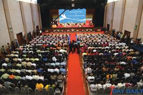 ေဒၚေအာင္ဆန္းစုၾကည္ ၿငိမ္းခ်မ္းေရးစကား၀ုိင္းက်င္းပရန္ ေမာ္လၿမိဳင္သို႔ သြားေရာက္မည္ ေခ်ာင္းဆုံၿမိဳ႕နယ္ ရြာလြတ္ရြာရွိ လက္မႈလုပ္ငန္း