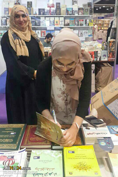 أصغر شاعرة تقدم كتابها للمجمع العالمي لأهل البيت (ع) في المعرض بمسقط +(صور)
