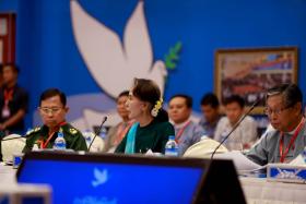 ၂၁ ရာစုပင္လံု ဧၿပီလကုန္(သို႔မဟုတ္)ေမလဆန္းတြင္ က်င္းပရန္ သေဘာတူ  ေလးနာရီခန္႔ၾကာ ေဆြးေႏြးျငင္းခုံၿပီးေနာက္ ေဆြးေႏြးပြဲေအာင္ျမင္၍ ဝ