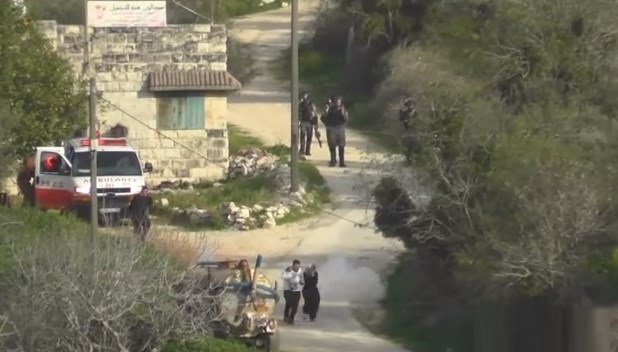 Zionist occupation forces fire gas bomb at Palestinian couple carrying infant