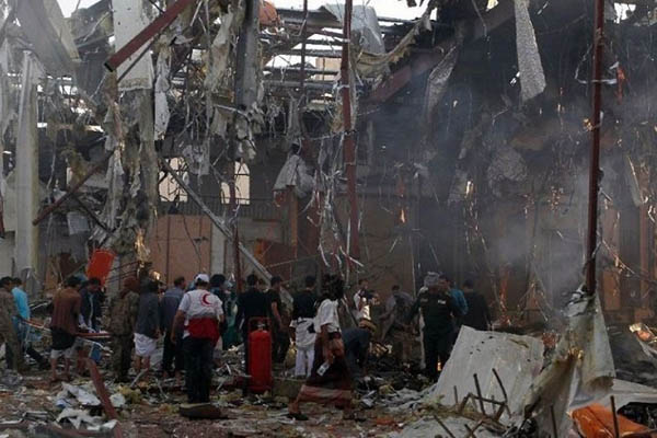 サウジ軍、新たにイエメンの首都を攻撃、数人が死傷