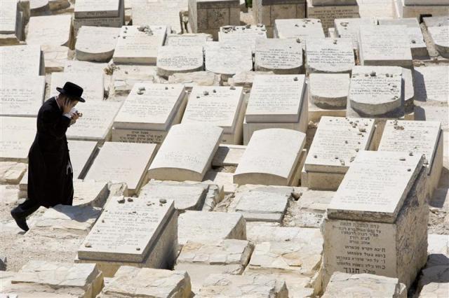 Approximately 40% of Israeli settlers’ cemeteries on private Palestinian lands