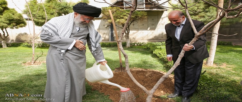 İmam Hamaney ''2 Meyve Fidanı'' Dikti / Foto