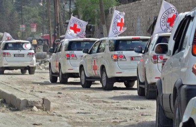 قافلة الصليب الاحمر تدخل الغوطة وتتجه الى دوما