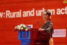 ေက်းလက္ေန အမ်ိဳးသမီီးမ်ား၏ အခြင့္အေရးႏွင့္ အရည္အခ်င္းျမႇင့္တင္ေရး အထူးအေလးေပးရန္ လိုအပ္ဟု ေဒၚေအာင္ဆန္းစုၾကည္ေျပာၾကား 