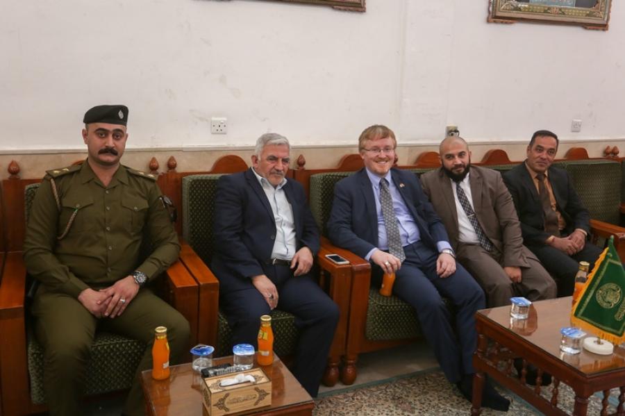 السفير الكندي يزور مرقد الامام علي (ع) ويقول انه يمثل رمزاً دينياً لجميع الأديان