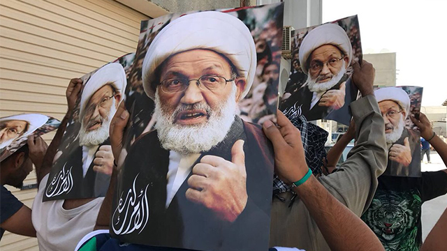Diraz residents take to streets amid continuing ban on Shiite Friday Prayers