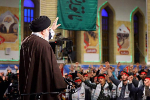 最高指導者、「８年間におよぶ戦争の理由は、イスラム革命の影響に対する大国の恐れ」