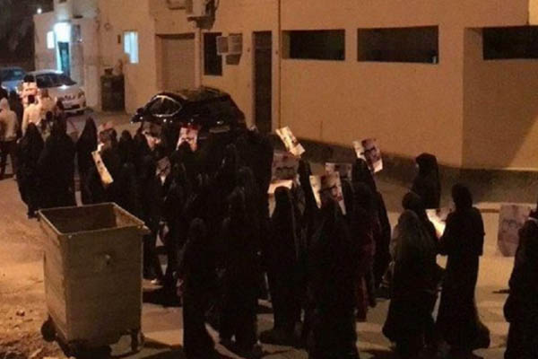 バーレーンで、市民が同国政府に反対するデモ