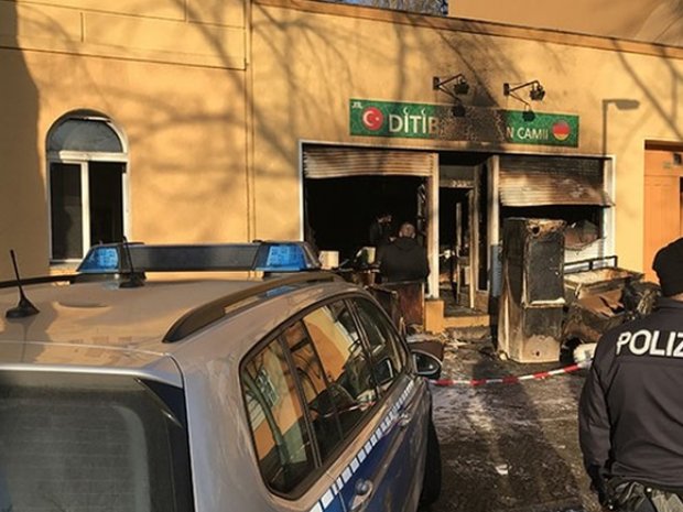 جرمنی کے دارالحکومت برلن میں تین انتہا پسندوں نے ایک مسجد کو آگ لگا دی