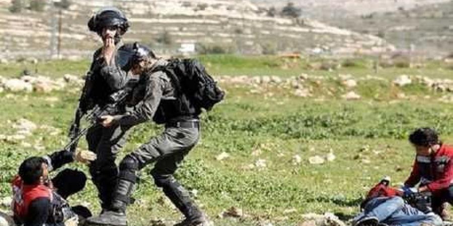 جنود إسرائيليون يعتدون على مسعف ويرفعون السلاح في وجهه