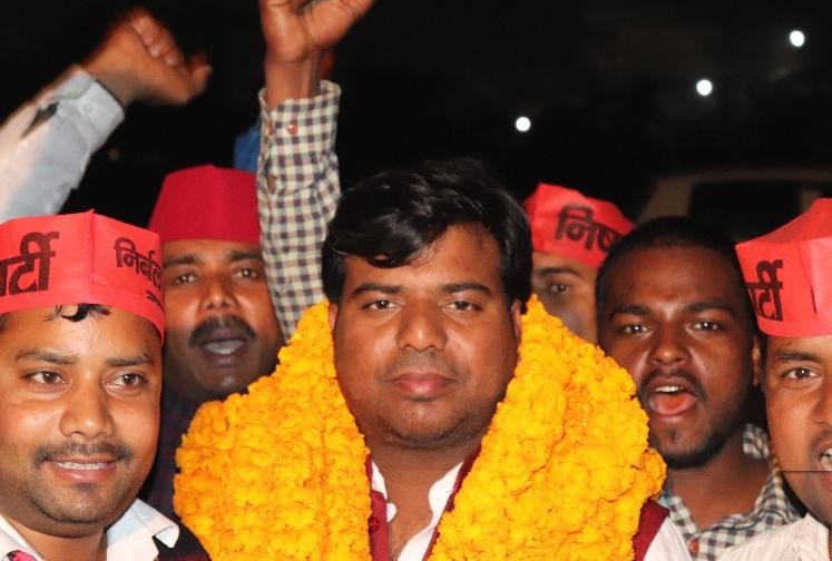 सीएम योगी के गढ़ में ही BJP चारो खाने चित। SP ने जीती सीट।