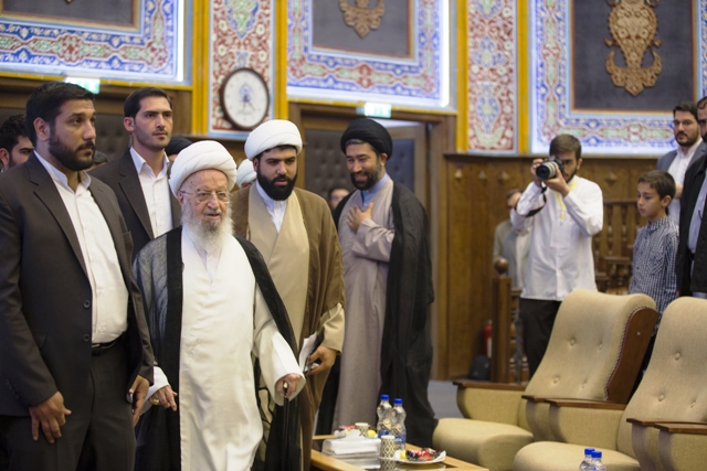 El Ayatolá Makarem Shirazi Condena el Atentado Terrorista Contra una Mezquita en Paquistán
