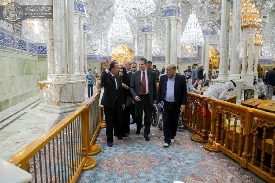 السفير الهنغاري في العراق يزور مرقد الإمام علي (ع) ويعتبره لا مثيل له بالعالم