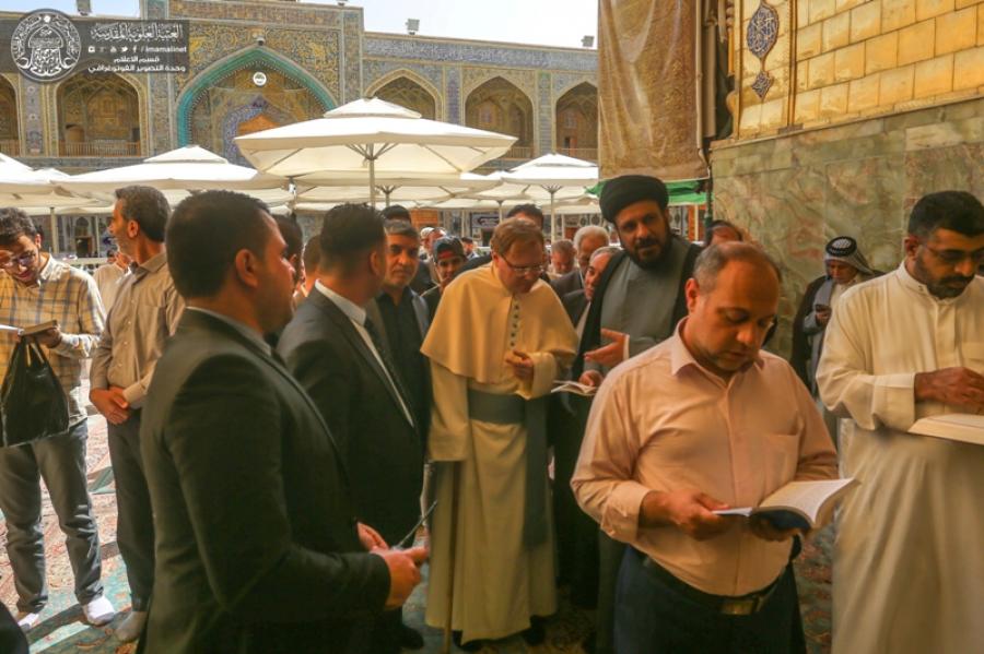 رئيس جامعة بوزمان بيتر الكاثوليكية الهنغارية يزور مرقد الامام علي (ع)