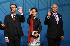 ေဒၚေအာင္ဆန္းစုၾကည္ အာဆီယံ-ၾသစေၾတးလ်ထိပ္သီး အစည္းအေ၀းသို႔ တက္ေရာက္ ေဒၚေအာင္ဆန္းစုၾကည္ႏွင့္ အာဆီယံေခါင္းေဆာင္အခ်ိဳ႕ ဆႏၵျပခံရ