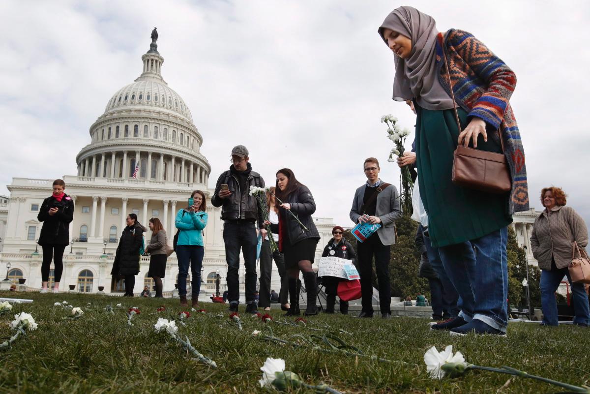 Activists place 5,000 flowers for Yemeni children in Washington / Pics