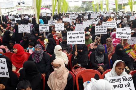 तीन-तलाक़ बिल के खिलाफ़ मुस्लिम महिलाओं का प्रदर्शन