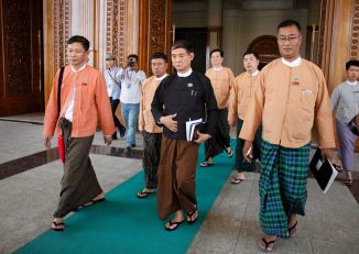 ႏုတ္ထြက္သြားသည့္ လႊတ္ေတာ္ဥကၠ႒ ဦး၀င္းျမင့္ႏွင့္ ကိုယ္စားလွယ္မ်ားေတြ႔ဆံု