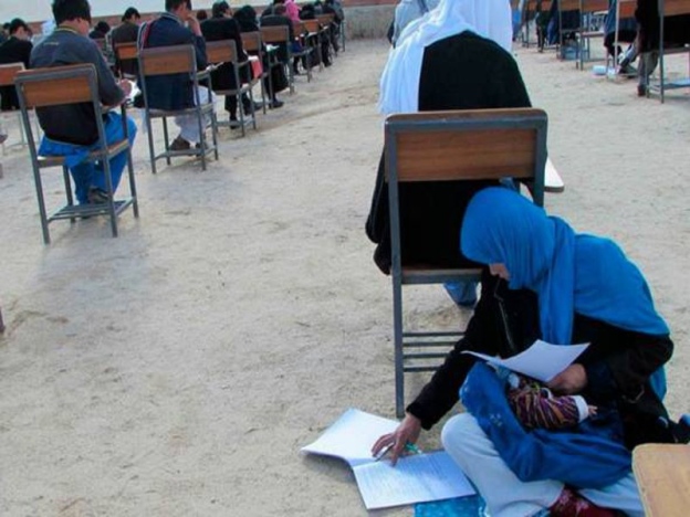 Jawab Peperiksaan Sambil Dodoi Bayi