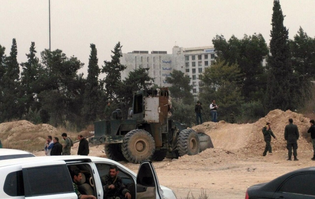 إزالة السواتر وفتح الشوارع في حرستا بـ "الغوطة الشرقية" بعد تأمينها