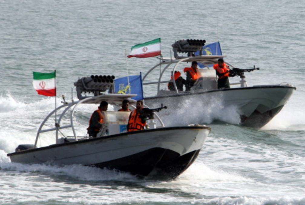 ايران تحتجز زورقا إماراتيا يحمل "وقوداً مهرباً"