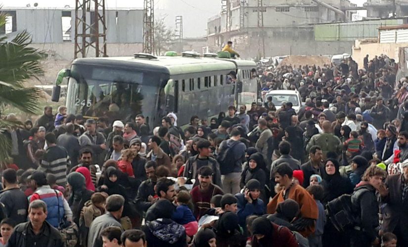 خروج أكثر من 400 شخص منذ صباح اليوم من الغوطة عبر ممر مخيم الوافدين