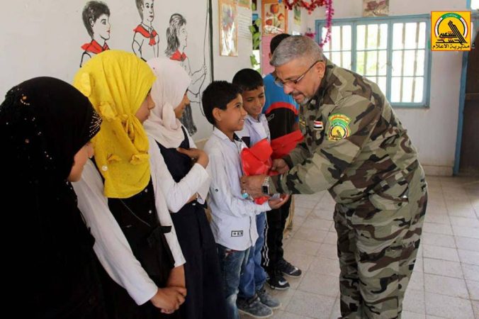 الحشد الشعبي في النجف يمنح أوسمة وهدايا لابناء الشهداء في المحافظة + (صور)